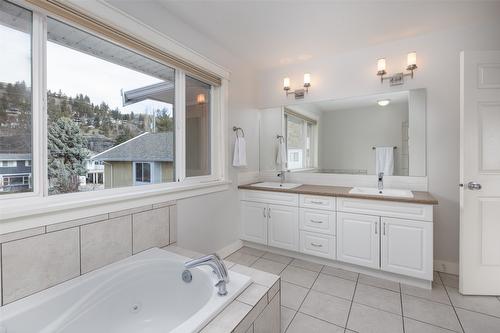 4244 Beach Avenue, Peachland, BC - Indoor Photo Showing Bathroom