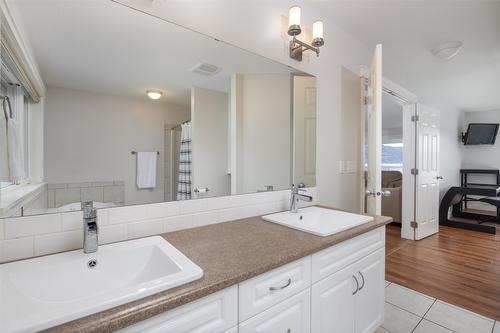 4244 Beach Avenue, Peachland, BC - Indoor Photo Showing Bathroom