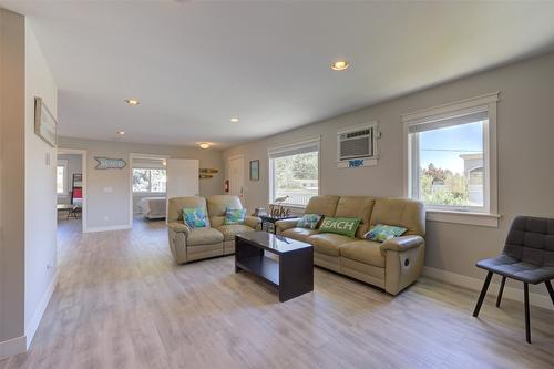 4244 Beach Avenue, Peachland, BC - Indoor Photo Showing Living Room