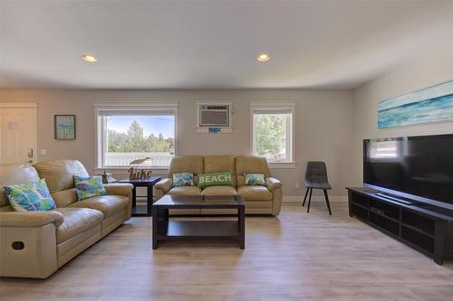 4244 Beach Avenue, Peachland, BC - Indoor Photo Showing Living Room