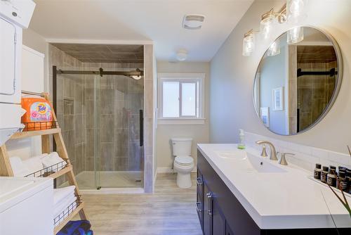 4244 Beach Avenue, Peachland, BC - Indoor Photo Showing Bathroom