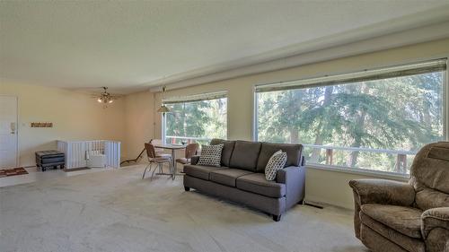 3145 Hall Road, Kelowna, BC - Indoor Photo Showing Living Room