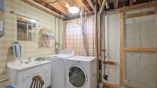 3145 Hall Road, Kelowna, BC - Indoor Photo Showing Laundry Room