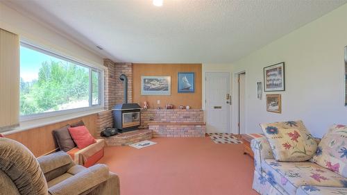 3145 Hall Road, Kelowna, BC - Indoor Photo Showing Living Room