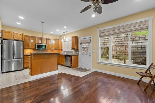 4-1596 Okanagan Avenue, Salmon Arm, BC - Indoor Photo Showing Kitchen