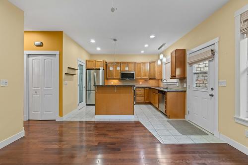 4-1596 Okanagan Avenue, Salmon Arm, BC - Indoor Photo Showing Kitchen