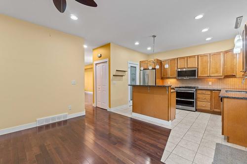 4-1596 Okanagan Avenue, Salmon Arm, BC - Indoor Photo Showing Kitchen