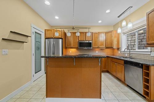 4-1596 Okanagan Avenue, Salmon Arm, BC - Indoor Photo Showing Kitchen