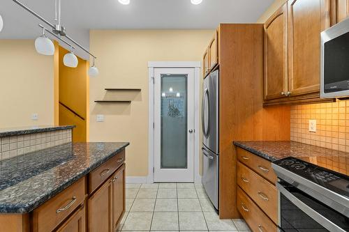 4-1596 Okanagan Avenue, Salmon Arm, BC - Indoor Photo Showing Kitchen