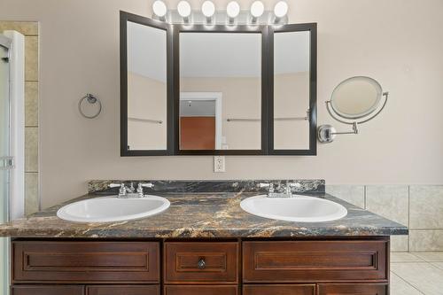 4-1596 Okanagan Avenue, Salmon Arm, BC - Indoor Photo Showing Bathroom