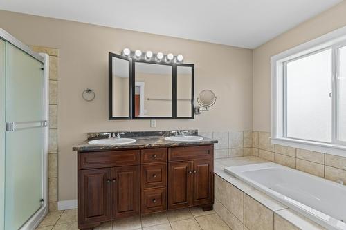 4-1596 Okanagan Avenue, Salmon Arm, BC - Indoor Photo Showing Bathroom