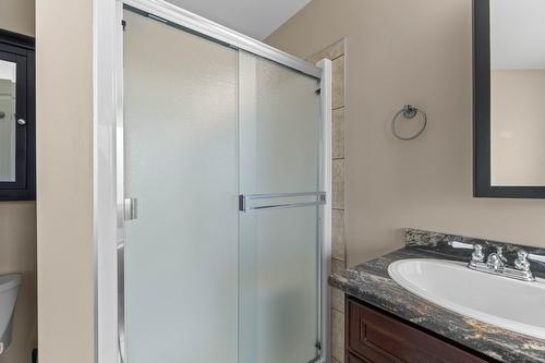 4-1596 Okanagan Avenue, Salmon Arm, BC - Indoor Photo Showing Bathroom