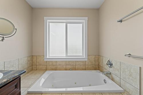 4-1596 Okanagan Avenue, Salmon Arm, BC - Indoor Photo Showing Bathroom