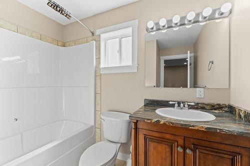 4-1596 Okanagan Avenue, Salmon Arm, BC - Indoor Photo Showing Bathroom