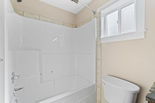 4-1596 Okanagan Avenue, Salmon Arm, BC - Indoor Photo Showing Bathroom