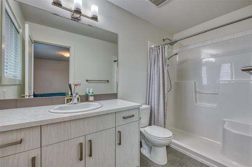 25-933 Mt Robson Place, Vernon, BC - Indoor Photo Showing Bathroom