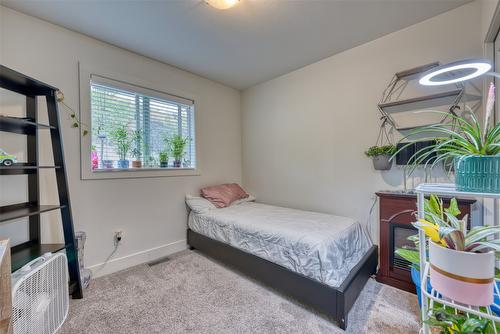 25-933 Mt Robson Place, Vernon, BC - Indoor Photo Showing Bedroom