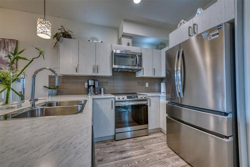 25-933 Mt Robson Place, Vernon, BC - Indoor Photo Showing Kitchen With Double Sink With Upgraded Kitchen