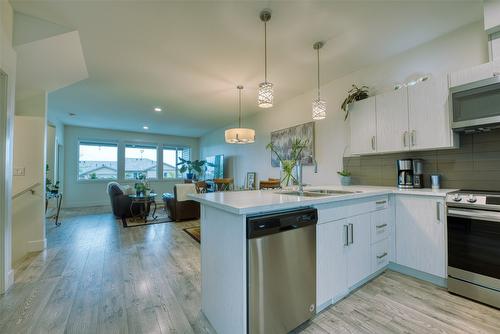 25-933 Mt Robson Place, Vernon, BC - Indoor Photo Showing Kitchen With Double Sink