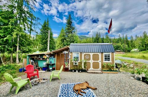 7436 Estate Drive, Anglemont, BC - Outdoor