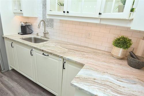 215 Rosslyn Avenue N, Hamilton, ON - Indoor Photo Showing Kitchen