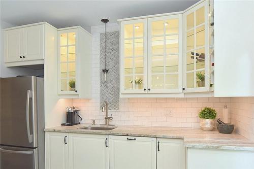 215 Rosslyn Avenue N, Hamilton, ON - Indoor Photo Showing Kitchen