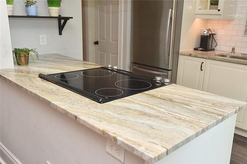 215 Rosslyn Avenue N, Hamilton, ON - Indoor Photo Showing Kitchen