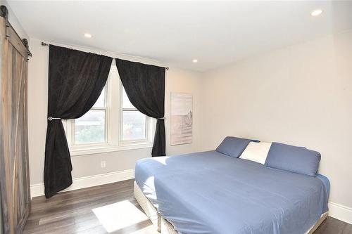 215 Rosslyn Avenue N, Hamilton, ON - Indoor Photo Showing Bedroom