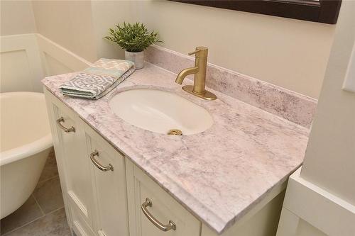 215 Rosslyn Avenue N, Hamilton, ON - Indoor Photo Showing Bathroom