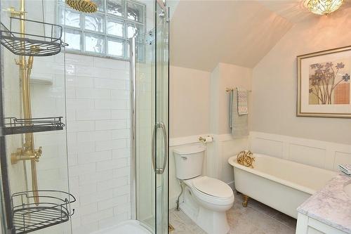 215 Rosslyn Avenue N, Hamilton, ON - Indoor Photo Showing Bathroom