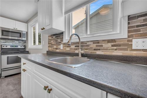 65 Canterbury Drive, St. Catharines, ON - Indoor Photo Showing Kitchen