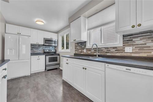 65 Canterbury Drive, St. Catharines, ON - Indoor Photo Showing Kitchen