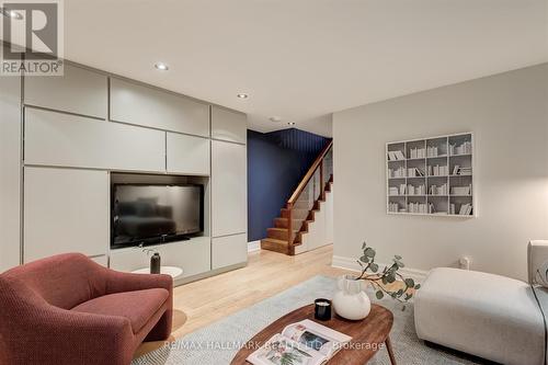 57 St Nicholas Street, Toronto C01, ON - Indoor Photo Showing Living Room