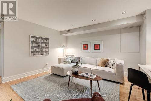 57 St Nicholas Street, Toronto, ON - Indoor Photo Showing Living Room