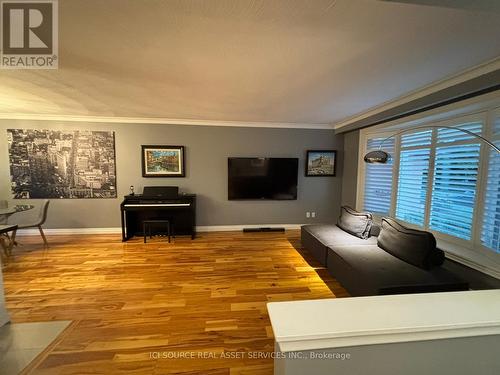 8 Bolger Place, Toronto, ON - Indoor Photo Showing Living Room