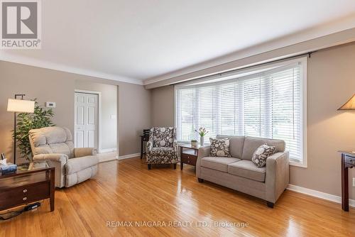 4144 Odessa Court, Niagara Falls, ON - Indoor Photo Showing Living Room