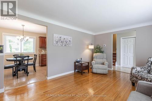 4144 Odessa Court, Niagara Falls, ON - Indoor Photo Showing Living Room
