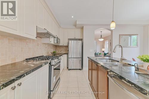 110 Narbonne Crescent, Hamilton, ON - Indoor Photo Showing Kitchen With Stainless Steel Kitchen With Double Sink With Upgraded Kitchen