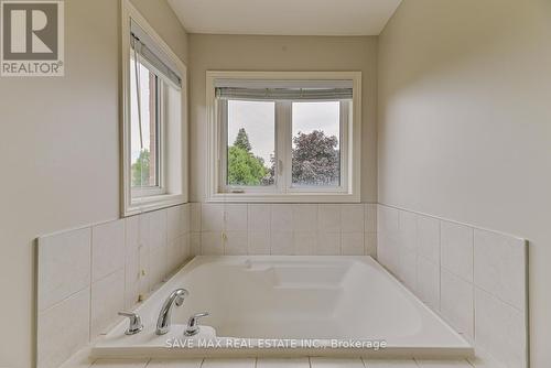 110 Narbonne Crescent, Hamilton, ON - Indoor Photo Showing Bathroom