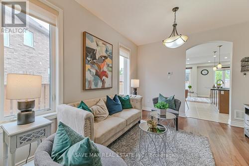 110 Narbonne Crescent, Hamilton, ON - Indoor Photo Showing Living Room