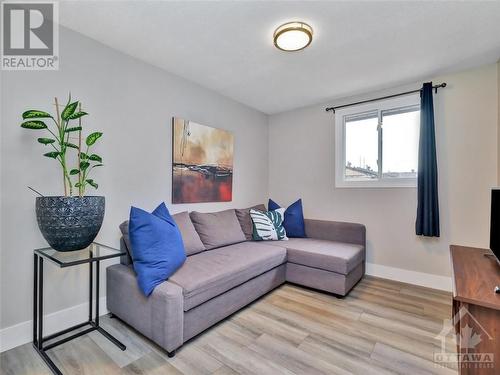 55 Bellman Drive, Ottawa, ON - Indoor Photo Showing Living Room