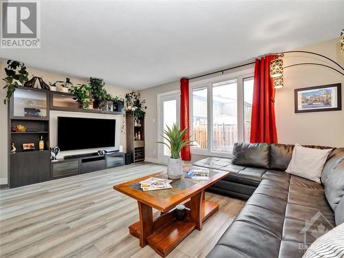 55 Bellman Drive, Ottawa, ON - Indoor Photo Showing Living Room