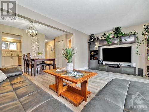 55 Bellman Drive, Ottawa, ON - Indoor Photo Showing Living Room