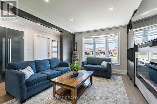 123 Dewitt Road, Hamilton, ON - Indoor Photo Showing Living Room