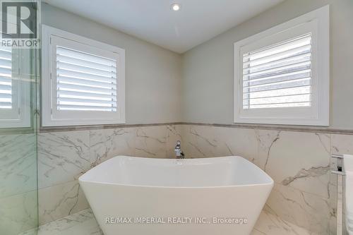 4718 Crystal Rose Drive, Mississauga, ON - Indoor Photo Showing Bathroom