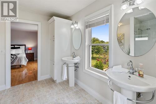 231 County Rd 34, Cottam, ON - Indoor Photo Showing Bathroom