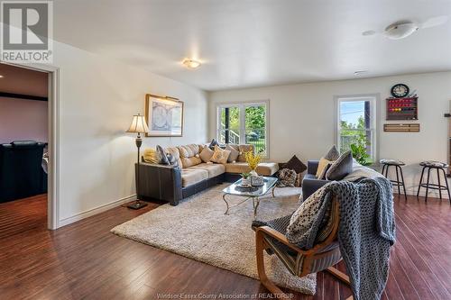 231 County Rd 34, Cottam, ON - Indoor Photo Showing Living Room