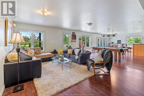 231 County Rd 34, Cottam, ON - Indoor Photo Showing Living Room