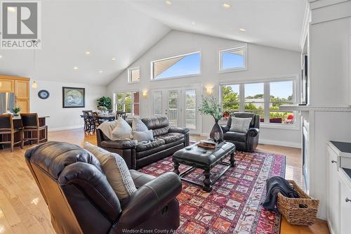 231 County Rd 34, Cottam, ON - Indoor Photo Showing Living Room