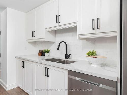 1111-20 Harding Blvd, Richmond Hill, ON - Indoor Photo Showing Kitchen With Double Sink With Upgraded Kitchen